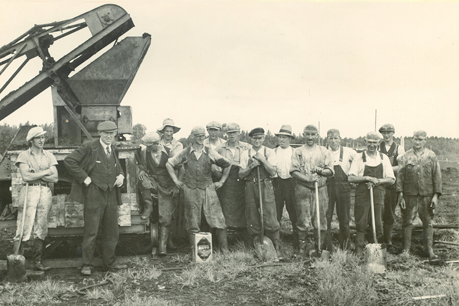 Mænd foran transportbåndet