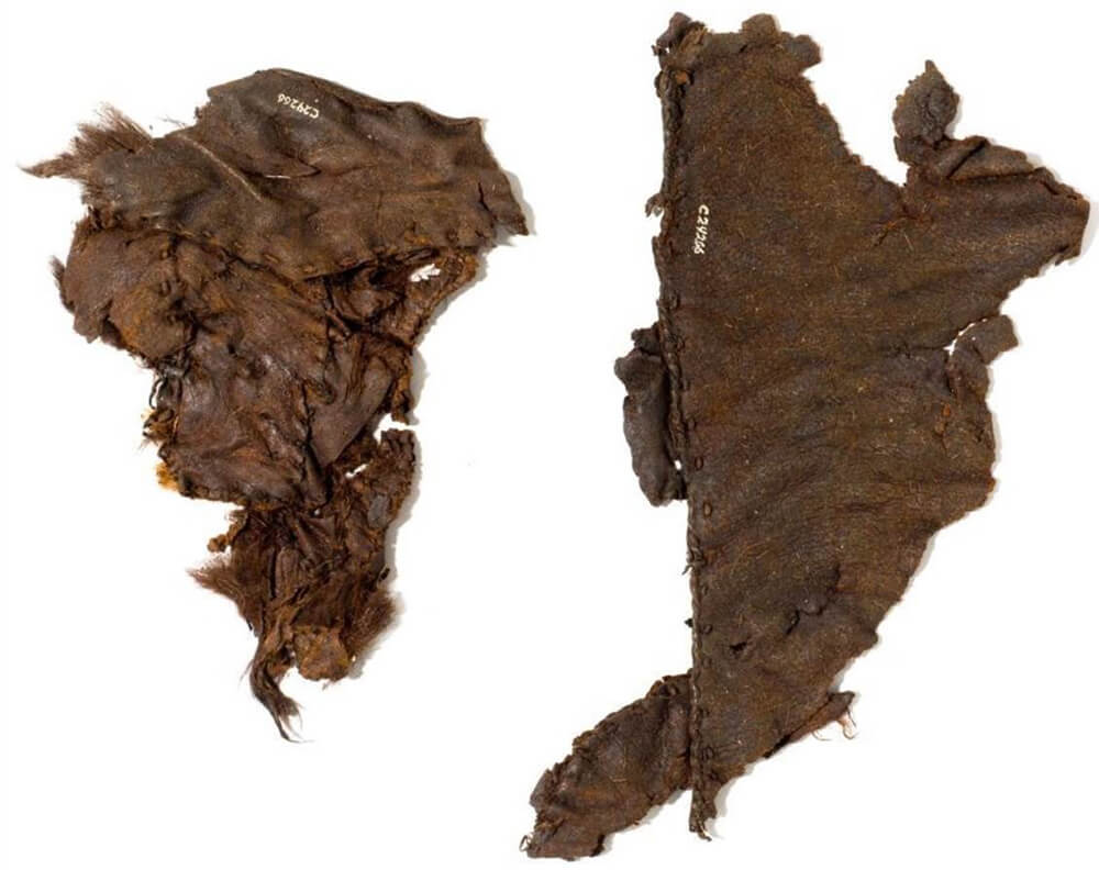 Rester af skindkappe fundet under anden verdenskrig i forbindelse med tørvegravning. Foto: Nationalmuseet