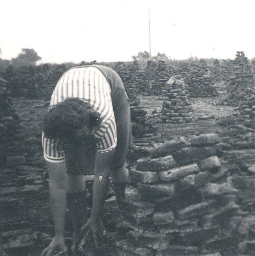 Kvinde stakker tørv